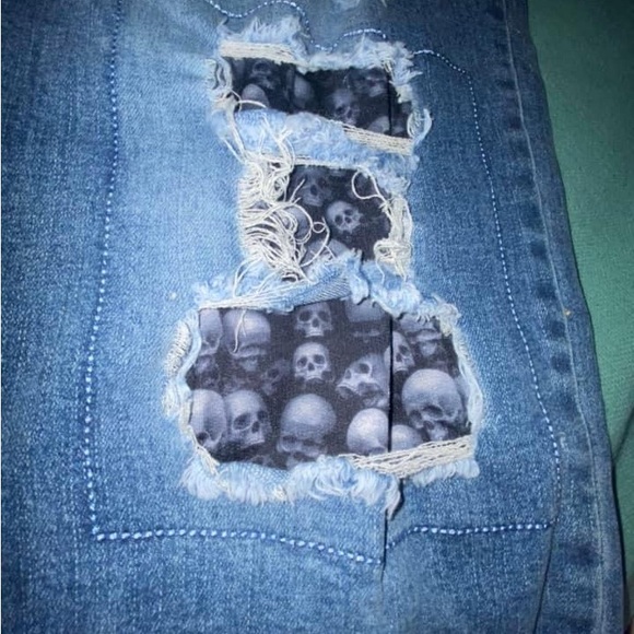 Black skull mid waist ripped jeans - Picture 2 of 5